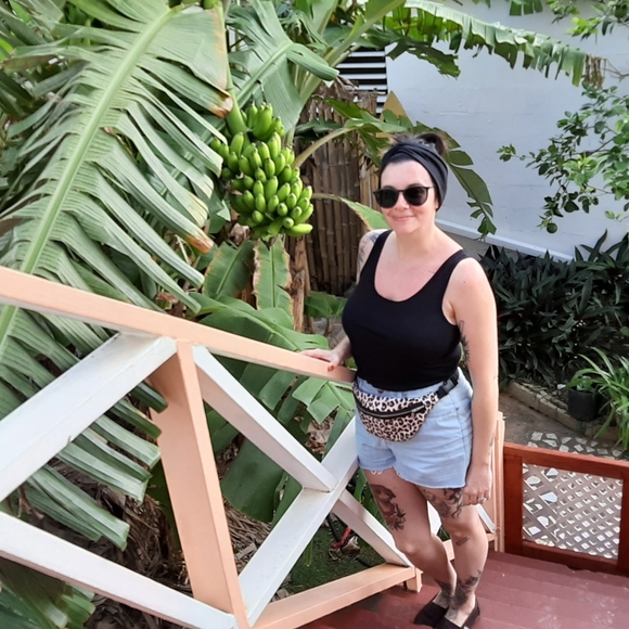 Meet your Posher, Janelle - Picture 2 of 4